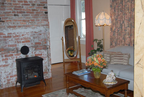 The Spring Seasons Inn Newport Exterior photo