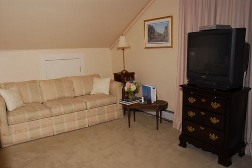 The Spring Seasons Inn Newport Exterior photo